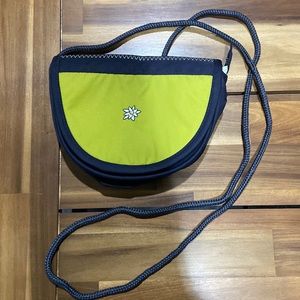 Sherpani uno crossbody purse, NWOT, magnetic closer-with zipper